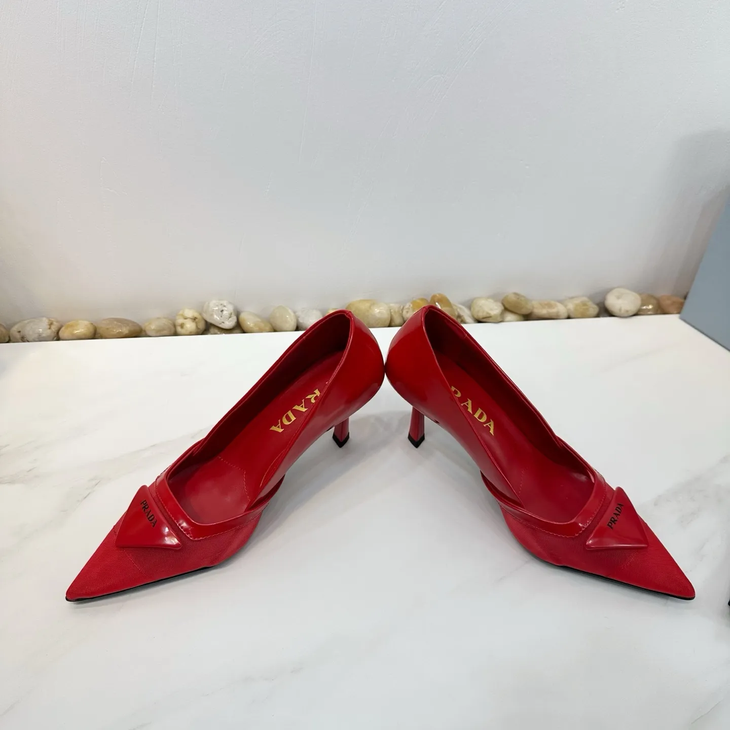 👟👟Ex-factory price 560👟👟 2025 SSS launches Prada’s latest long boots, sandals, thin heels, empty backs, thick heels series ————————🆚🆚🆚 💥PRADA's early spring T-stage catwalk show is the same style as "Dreams Never Sleep". Prada can use it on important occasions. The fresh style has a bit of nobility and is perfect on the feet. 💃💃 Wear this shoe with it. It is elegant and crystal clear, regardless of various accessories. The materials are all exclusively customized one-to-one and must be zero-distance from the original. The entire series is full of exciting and unexpected combinations of elements. The expression of different materials and textures of fabrics has a strong artistic flavor, allowing you to appreciate the ever-changing style of Prada girls. 1⃣ Upper: Made of open-edge bead➕mesh 2⃣ Lining: imported sheepskin 3⃣ Outsole: Italian original genuine leather outsole Heel height 7.5 4⃣🔺Original labeling feet, stock code number 35M-39M (40 41 42 customized, non-returnable and non-exchangeable).